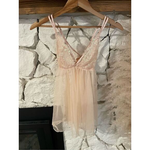 Victoria's Secret Womens Blush Pink Iridescent Chantilly Lace Babydoll Small - Picture 1 of 6